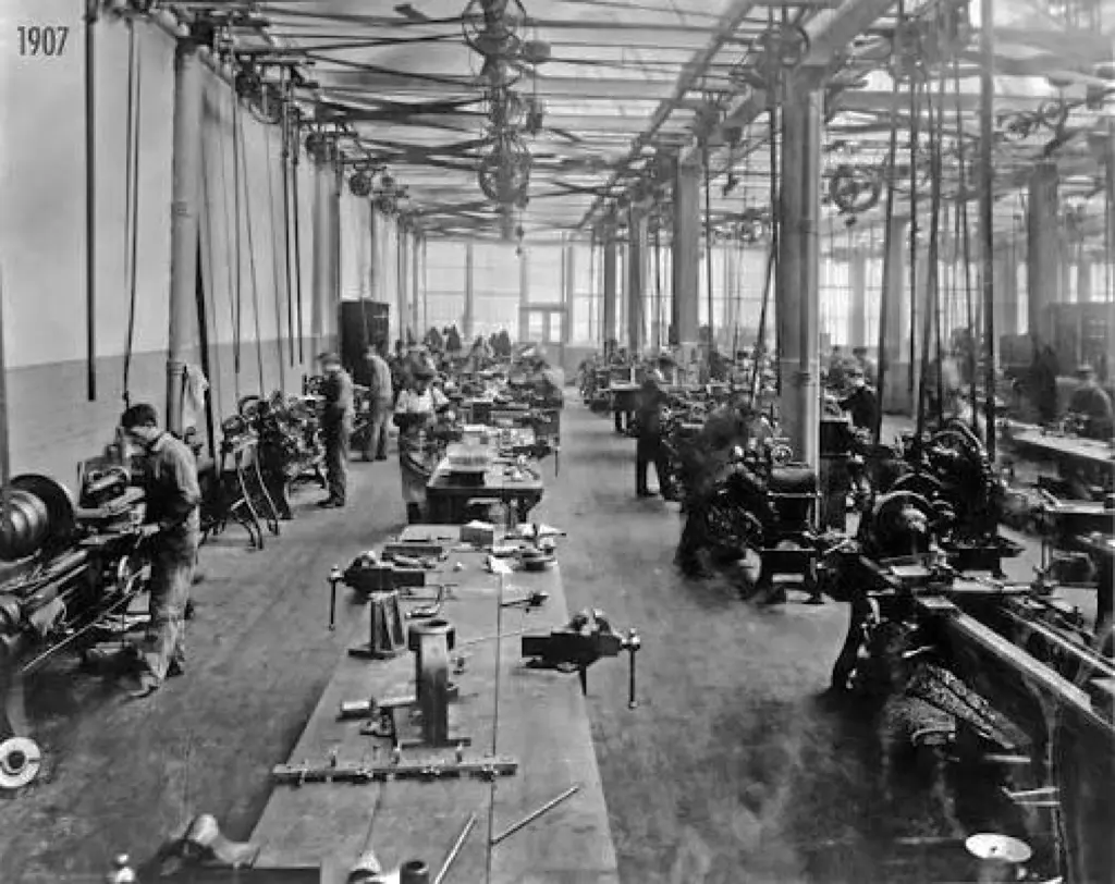The Pierce machine shop in Buffalo, 1907, with belt-driven lathes.