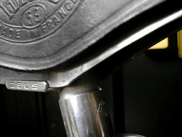 The nose of an Idéale 59 embossed Made in France, clamped to a Zeus seatpost whose plate carries the Zeus name