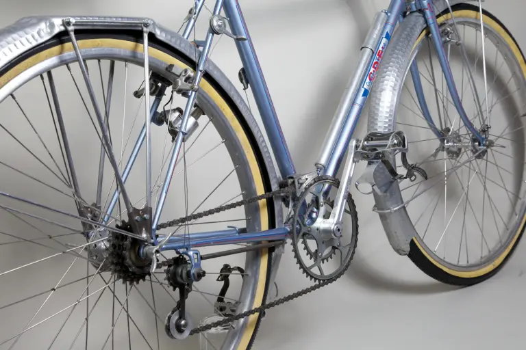 Drive side of the 1948 Cycle de France randonneuse from the bottom bracket forward, showing the cotterless Stronglight crankset, the Rosa inner chainring and the Le Simplex front changer