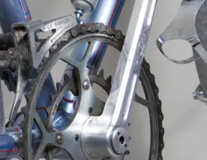 Le Simplex front changer, the Rosa inner chainring and the Stronglight sunburst cartouche on the crank arm of the 1948 Cycle de France randonneuse