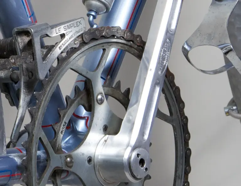 Le Simplex front changer, the Rosa inner chainring and the Stronglight sunburst cartouche on the crank arm of the 1948 Cycle de France randonneuse