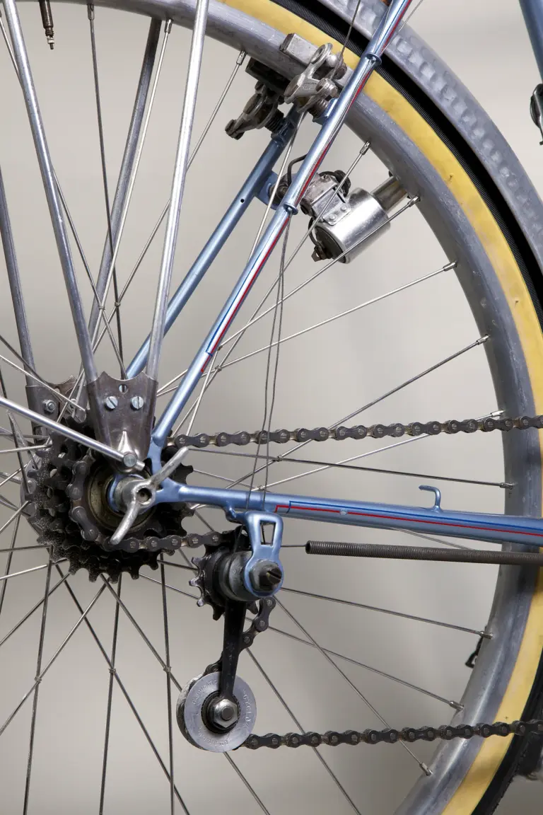 Rear transmission of the 1948 Cycle de France randonneuse: a four-speed Cyclo derailleur driven by a threaded rod, the seat-stay dynamo, wing-nut axle nuts and a long shaped rear dropout