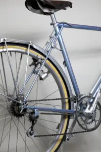Cyclo jockey pulley stamped FABRICATION CYCLO Bté S.G.D.G. on the 1948 Cycle de France randonneuse, below the four-speed freewheel and the wing-nut axle