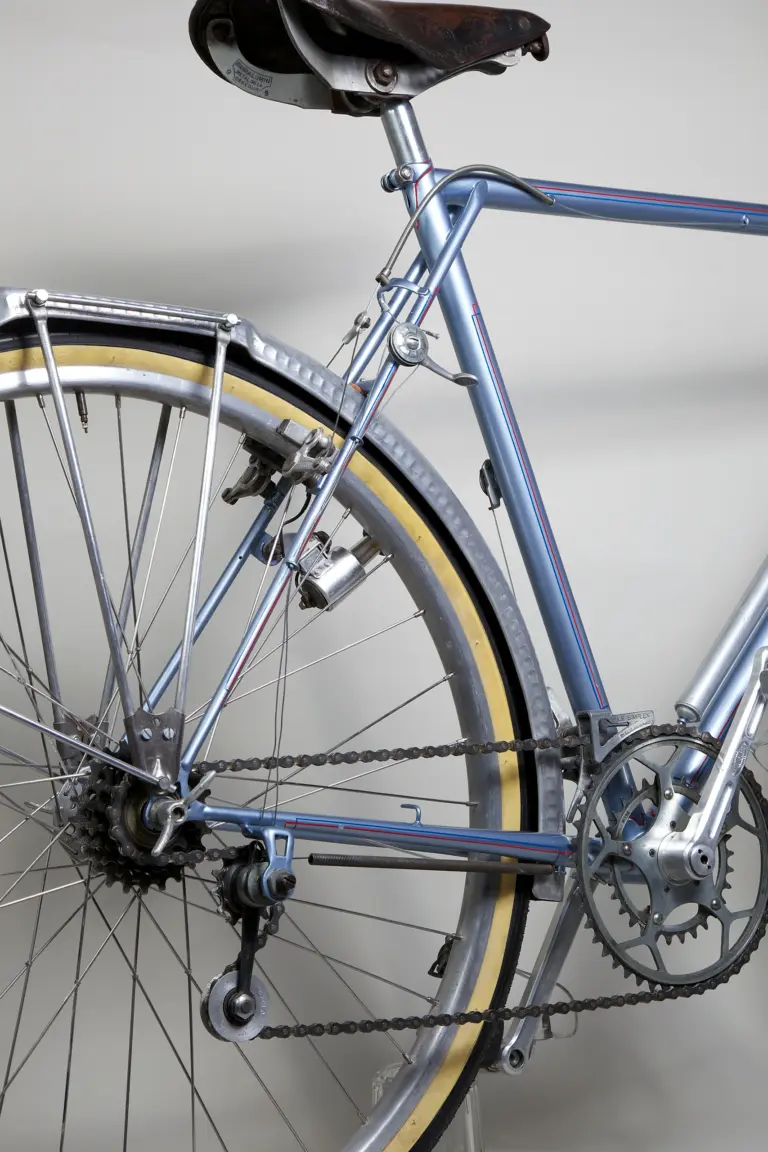 Cyclo jockey pulley stamped FABRICATION CYCLO Bté S.G.D.G. on the 1948 Cycle de France randonneuse, below the four-speed freewheel and the wing-nut axle