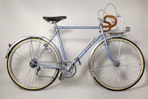 Drive-side profile of a 1948 Cycle de France concours randonneuse in pale metallic blue, with hammered Lefol fenders, a lugged alloy front rack, an alloy headlamp and 650B wheels
