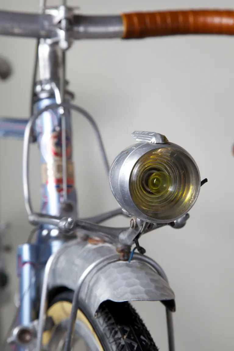 Alloy headlamp with an amber lens and a hinged top switch, mounted on the front rack of the 1948 Cycle de France randonneuse