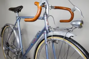 Lugged alloy front rack of the 1948 Cycle de France randonneuse with its cork bearing pad, seen under the leather-wrapped Pivo handlebar