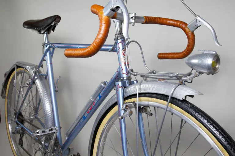 Lugged alloy front rack of the 1948 Cycle de France randonneuse with its cork bearing pad, seen under the leather-wrapped handlebar