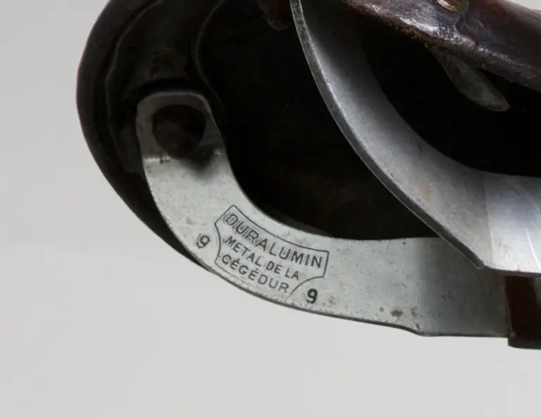 Saddle undercarriage of the 1948 Cycle de France randonneuse, stamped DURALUMIN MÉTAL DE LA CÉGÉDUR inside a shield and flanked by the numeral 9