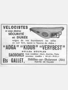 Gallet advertisement from L'Officiel du cycle, 3 November 1951, page 32: a leather racing saddle drawn in side view at upper right, its long nose to the left, a row of rivets along the cantle, the wire rails visible beneath and an oval maker's badge on the flank, with the dealer-directed headline stepping down the left side and the three saddle names in tall condensed capitals across the middle of a ruled frame.