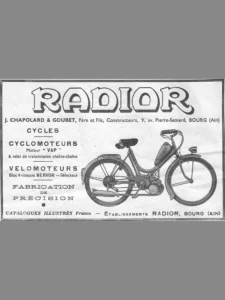 Radior advertisement from L'Officiel du cycle, 14 June 1952, page 8: a photograph of an open-frame cyclomoteur with a sprung saddle, a rear carrier, a front lamp, a fuel tank lettered RADIOR on its down tube and an engine with a long silencer slung below the frame stands at the right under the large shaded RADIOR name.