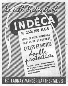 Indéca advertisement from L'Officiel du cycle, 30 March 1957, page 28: a light paper label printed with the cable's specifications hangs tilted across a ground of diagonal hatching, under a black rounded bar carrying the INDÉCA name in light capitals, while a pale looping cable sweeps around the box from the upper left and across the bar.
