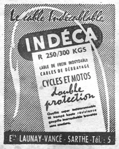 Indéca advertisement from L'Officiel du cycle, 13 April 1957, page 39: a brake cable loops in a broad white curve over a ground of fine diagonal ruling, with the INDÉCA name reversed out of a black rounded panel and a tilted light card below it carrying the product text.