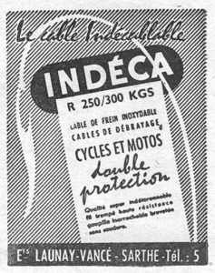 Indéca advertisement from L'Officiel du cycle, 22 June 1957, page 36: a brake cable loops in a broad white curve over a ground of fine diagonal ruling, with the INDÉCA name reversed out of a black rounded panel and a tilted light card below it carrying the product text.