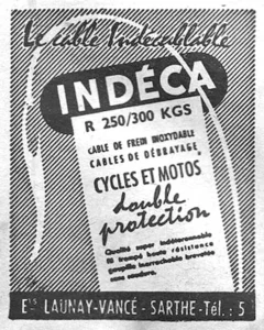 Indéca advertisement from L'Officiel du cycle, 8 June 1957, page 31: a brake cable loops in a broad white curve over a ground of fine diagonal ruling, with the INDÉCA name reversed out of a black rounded panel and a tilted light card below it carrying the product text.