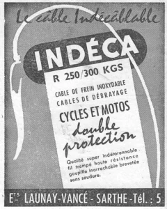 Indéca advertisement from L'Officiel du cycle, 23 November 1957, page 20: a brake cable loops in a broad white curve over a ground of fine diagonal ruling, with the INDÉCA name reversed out of a black rounded panel and a tilted light card below it carrying the product text.