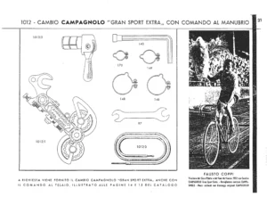 A drawing of the Campagnolo "Gran Sport Extra" rear derailleur with its handlebar control, cable, four cable clips and two wrenches, beside a photograph of Fausto Coppi riding on a track with one arm raised before a crowd in the stands.
