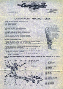 A Campagnolo instruction sheet for the «Record» gear printed in black on gray paper, with the Brevetti Internazionali letterhead, a drawing of the rear derailleur fitted on a bicycle and an exploded drawing at the foot with every part numbered.